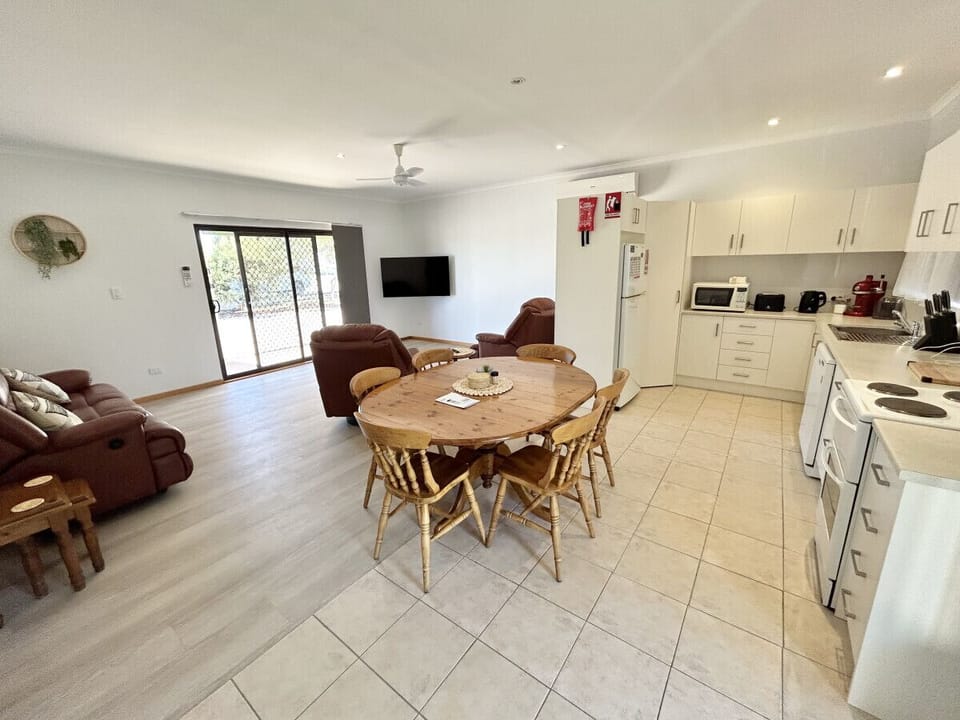 Dining Area & Table