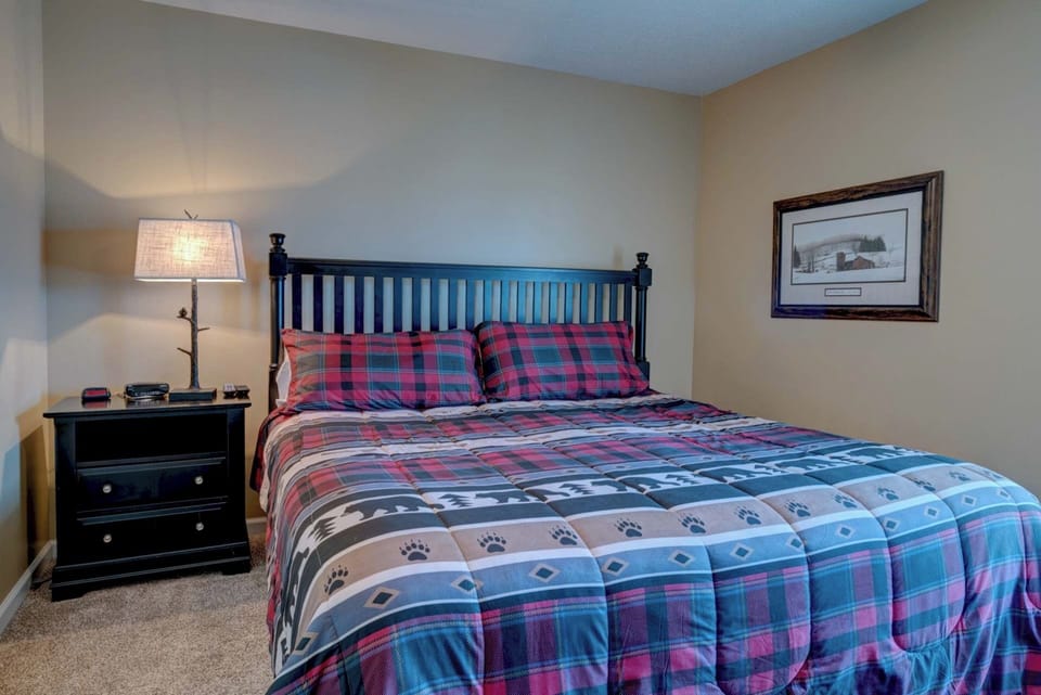 Bear Crossing 503 2 Bedroom Condo Sleeps 8 Pigeon Forge - King Bedroom with Cable TV and WIfi