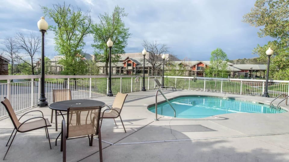 Bear Crossing Downtown Pigeon Forge Condo by Convention Center a - Outdoor Seasonal Resort Pool