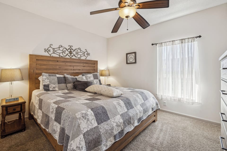 King Bedroom with Cable TV and WIfi