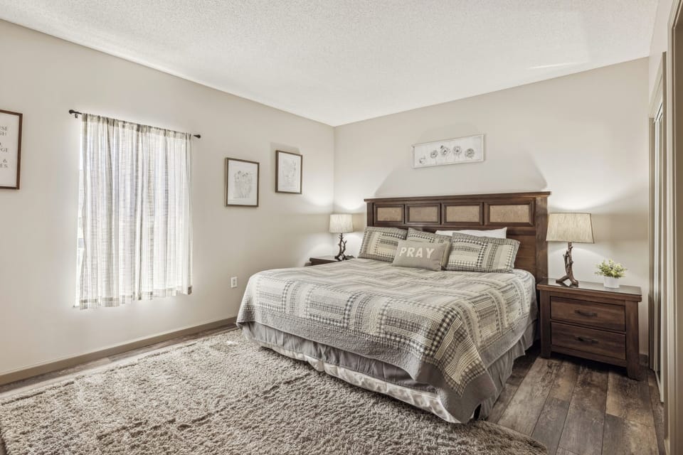 King Bedroom with Cable TV and WIfi