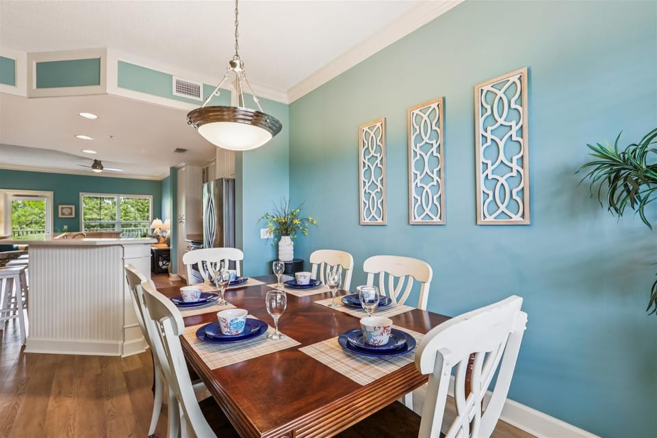 Dining Area at 510 North Shore Place