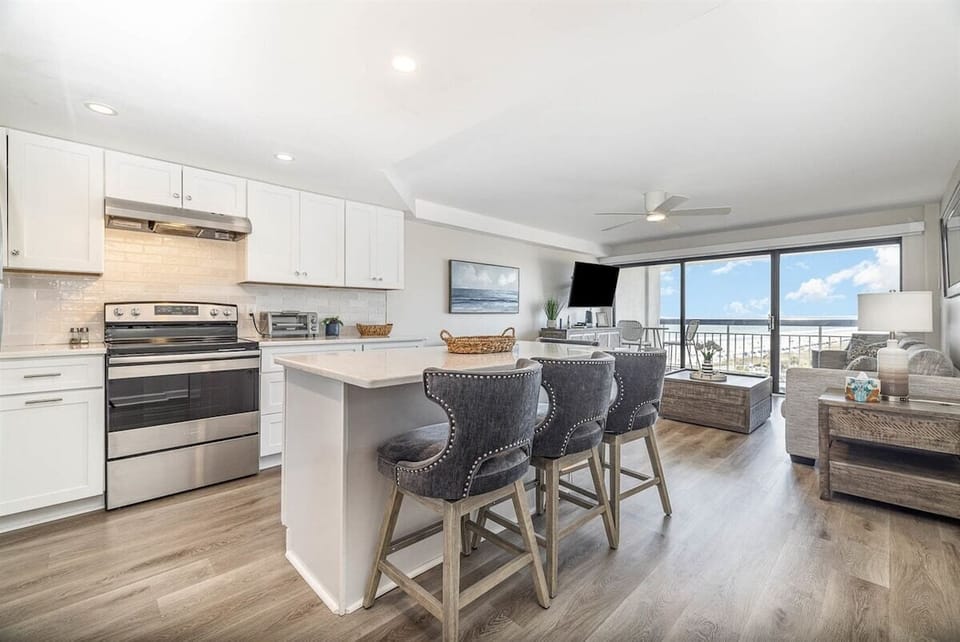 Well suited for couples who want to cook, relax, and spend time together without feeling crowded.