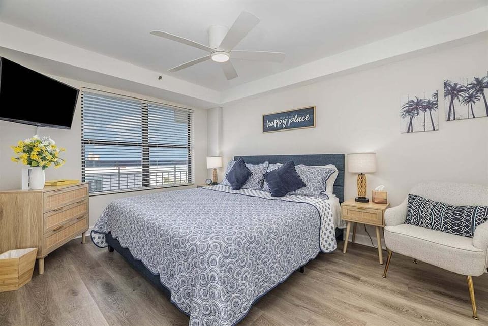 Get a great night's sleep or enjoy your favorite TV show while lounging in this comfy king bed.