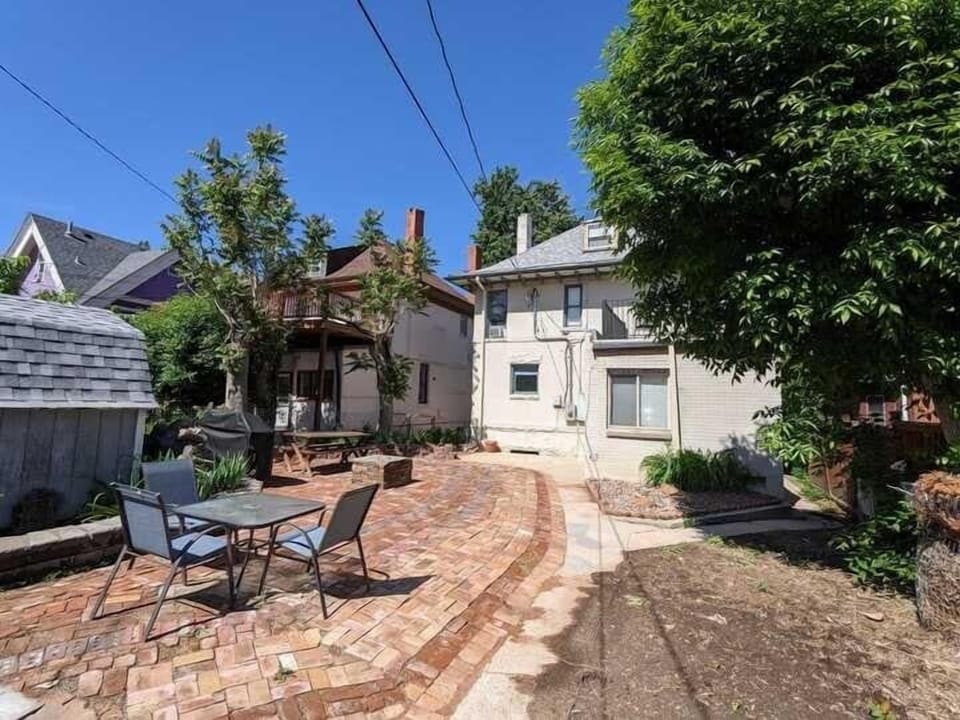 A big shared backyard for you to take out your dogs or enjoy the weather