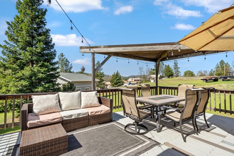 Exterior seating and shade area. Pine Mountain Lake Unit 4 Lot 44. Vacation Rental (Kathy's Korner)