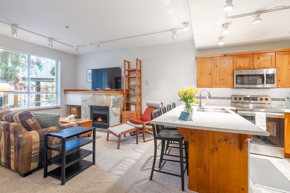 Open living area and kitchen, perfect for relaxing and dining during your stay.