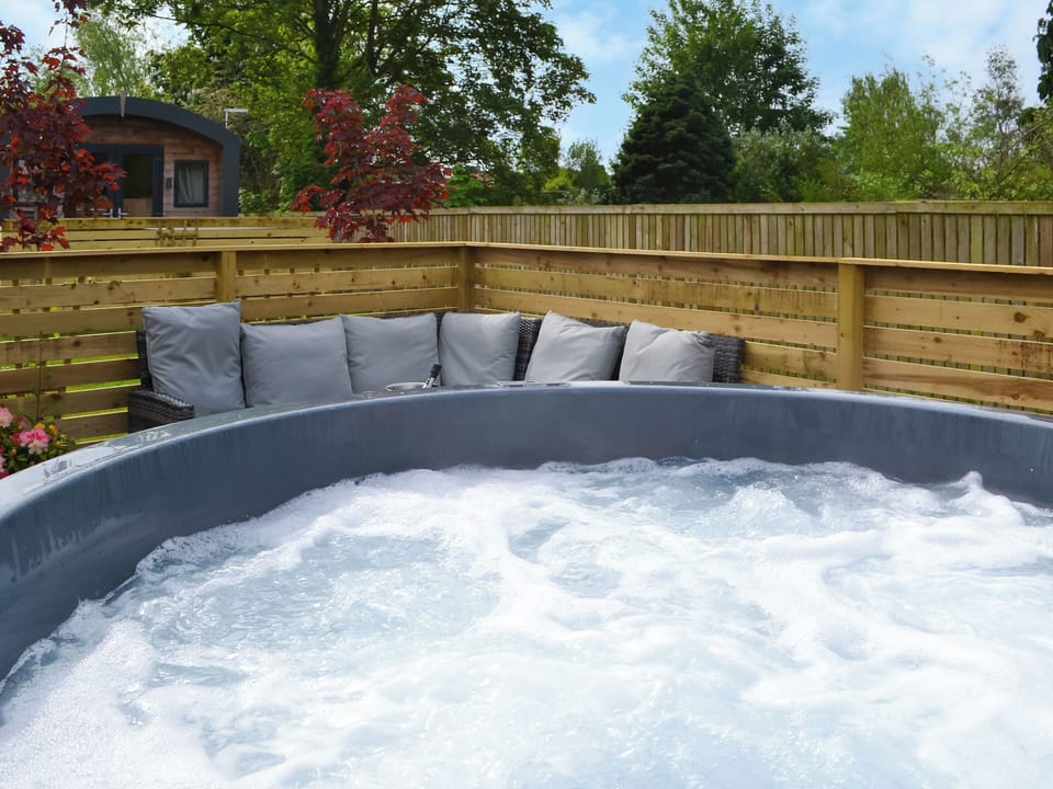 Hot tub | Wellington - Ye Old Red Lion Holidays, Holme upon Spalding Moor, near York