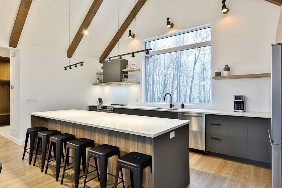 Spacious kitchen island that can accomodate 6 people
