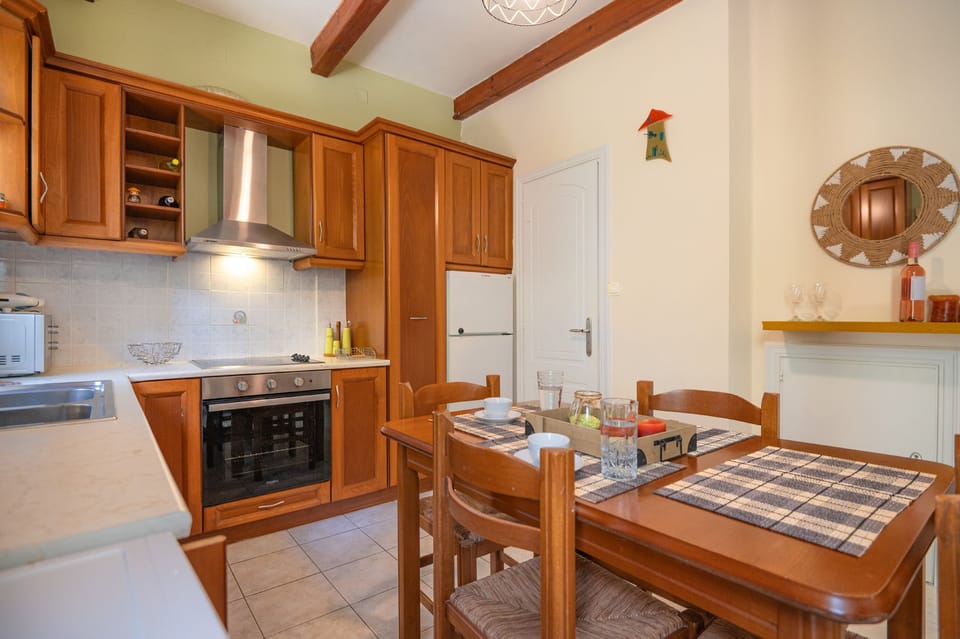 The kitchen and dining area