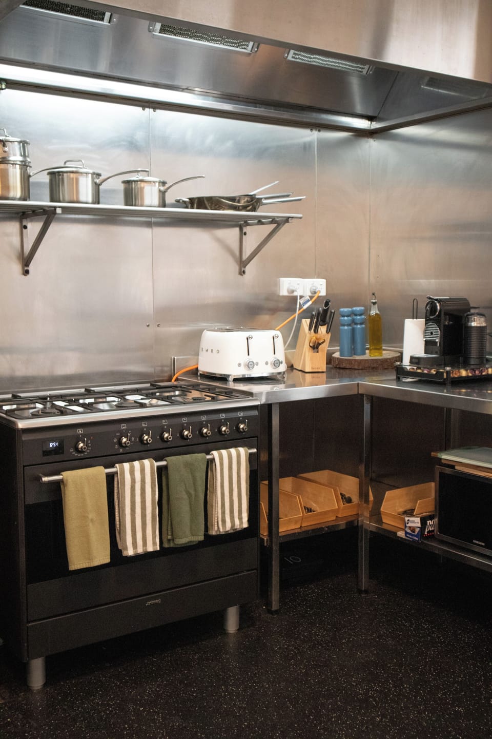 Kitchen ON SITE
Oven
Pod Coffee Machine
Kettle
Fridge
Dishwasher
Microwave