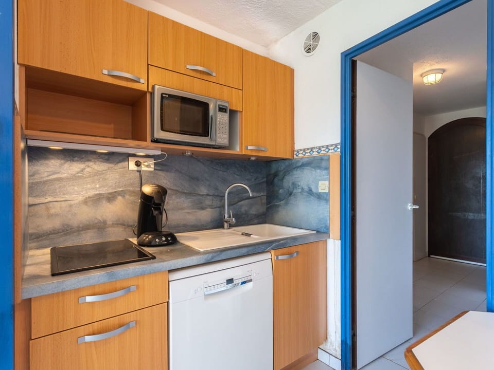 Furniture, Property, Cabinetry, Comfort, Window, Building, Mirror, Wood, Bed Frame, Bed