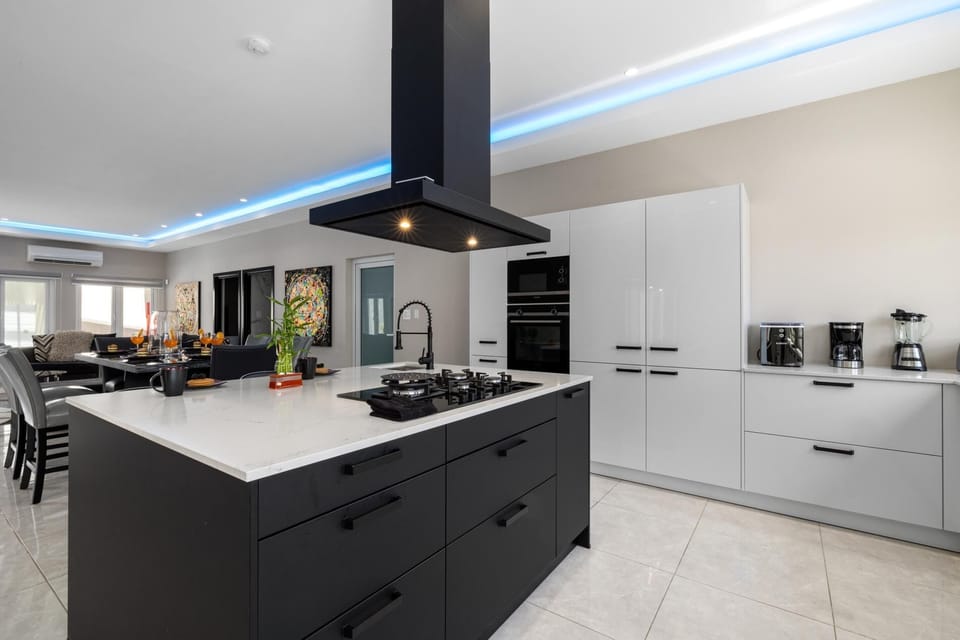 Fully equipped and modern kitchen.