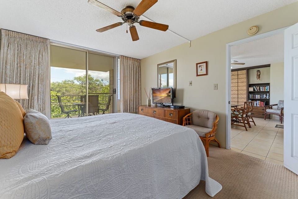 Direct access to the lanai for seamless indoor-outdoor living