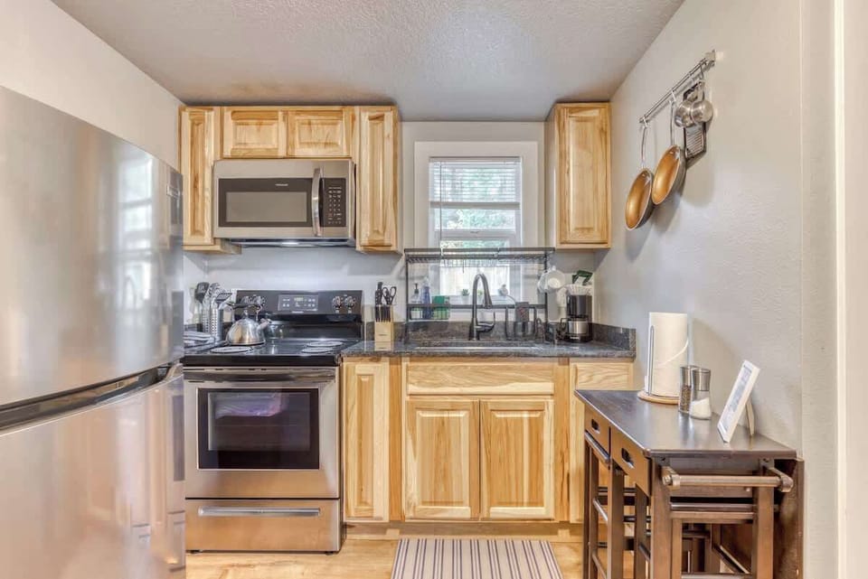 Full kitchen, endless meals! Ample space for easy meal prep throughout your stay.