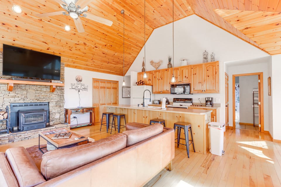 Living Room | 2nd Floor | Free WiFi | Central A/C | Electric Heating