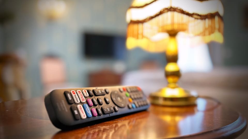 Suite-Entertainment-Smart-TV