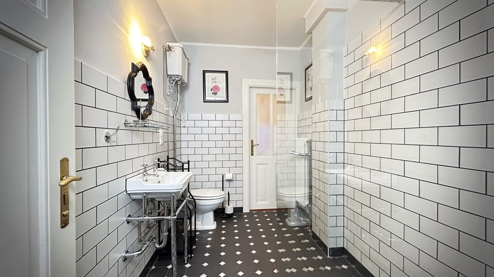 Suite bathroom