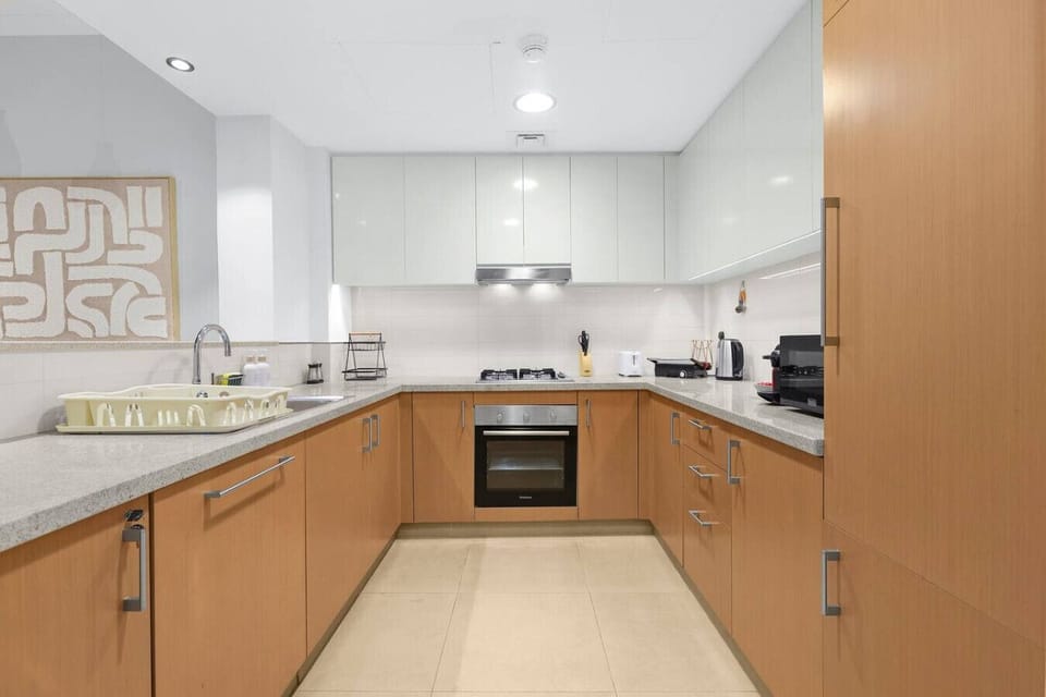 Stylish Kitchen: Discover culinary delights in this modern kitchen with sleek finishes!