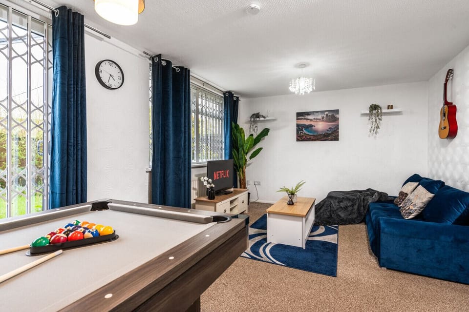 Living room  - 50'  Smart TV loaded with Netflix, HDMI cable, ambient lighting,  extra fast wifi & a Pool table - Complimentary tea & coffee available for your enjoyment