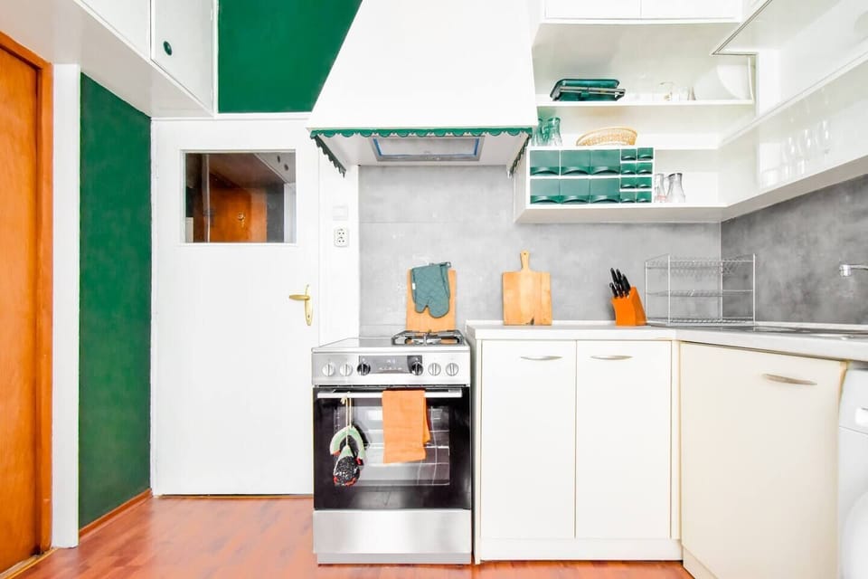 “Another look at your fully equipped kitchen. Cook, wash, repeat—with ease.”
➡️ Feel right at home in your temporary kitchen.