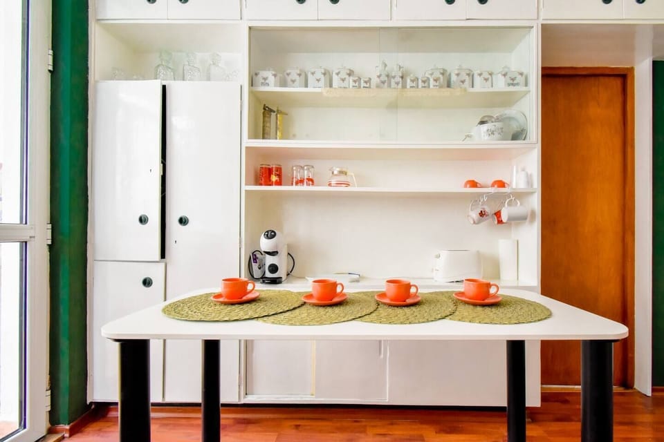 “Gather here for meals, memories, or a quick espresso before your Sofia adventures.”
➡️ Retro vibes, real comfort.
