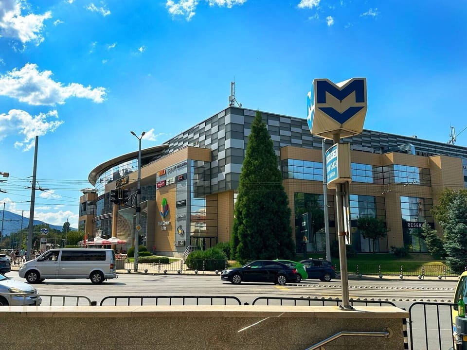 “Just steps from the metro—exploring Sofia has never been easier.”
➡️ Stay central, stay connected.