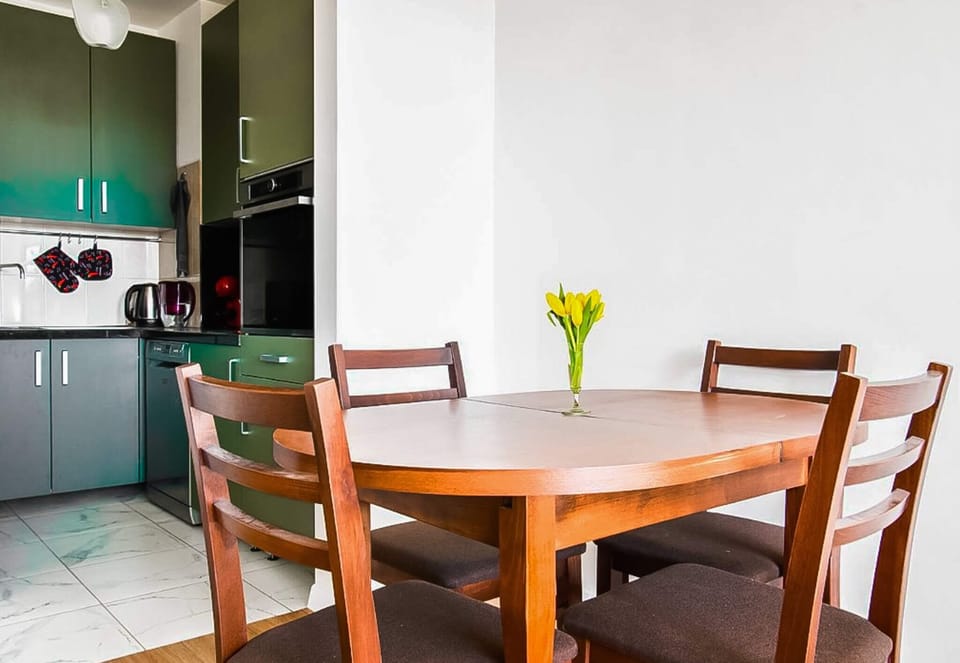 A cozy dining spot for shared meals or a quick coffee break.
Book now and enjoy simple moments.