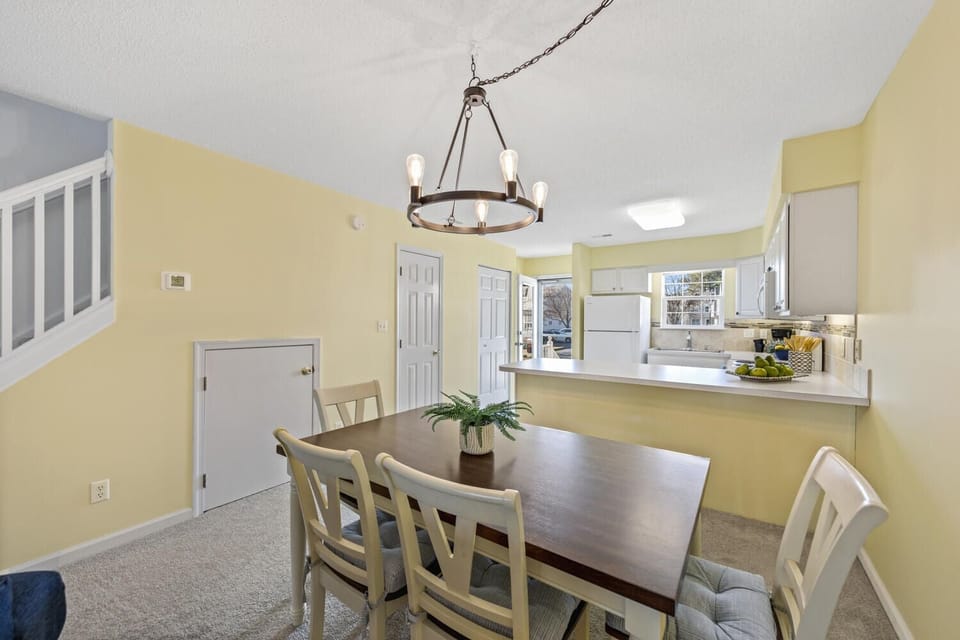 Dining to Kitchen