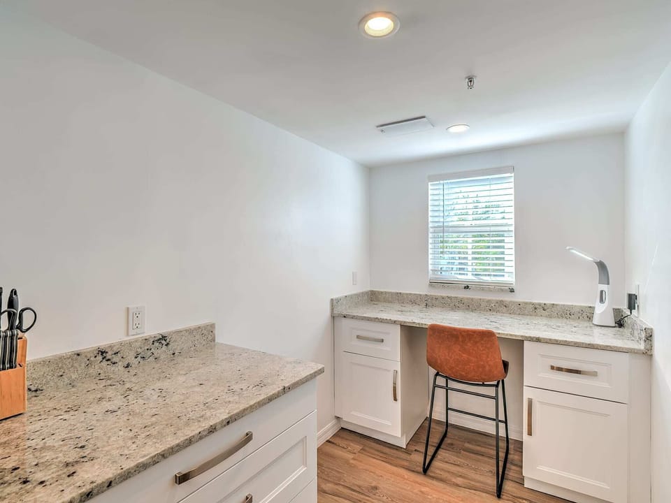 Diamond Side - Workspace with Desk