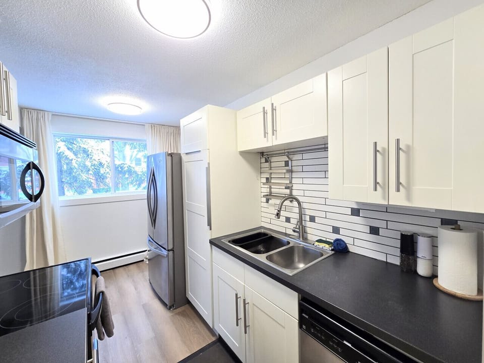 fully equipped kitchen w/ Stove, Microwave, Fridge, & Dishwasher!