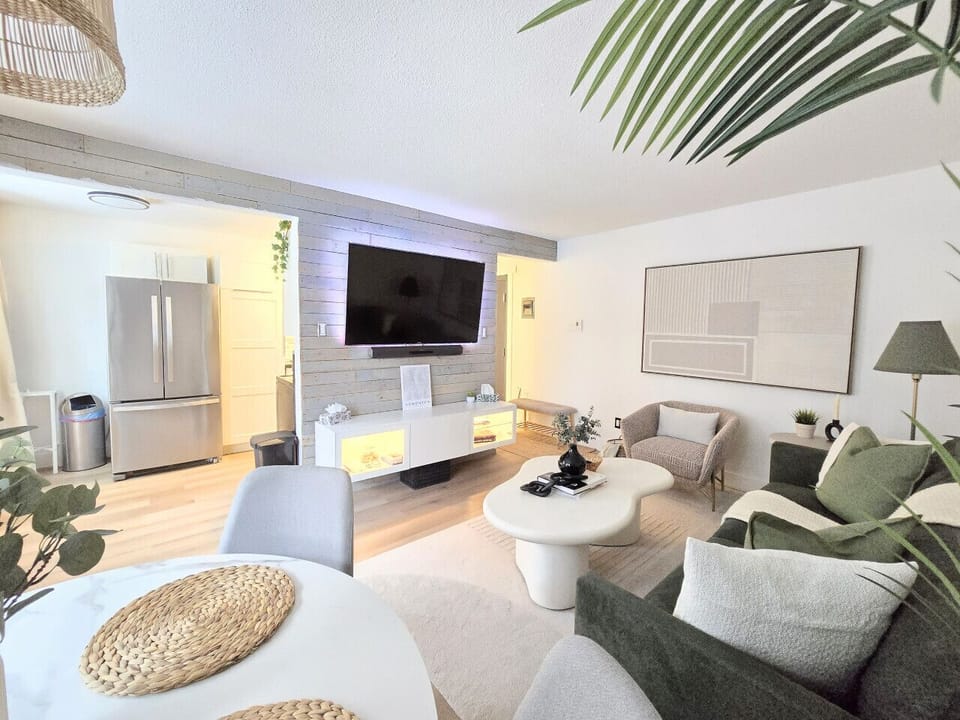 Living Room w/ Smart TV