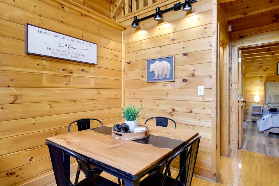Dining Area | Dishware/Flatware Provided | 1st Floor