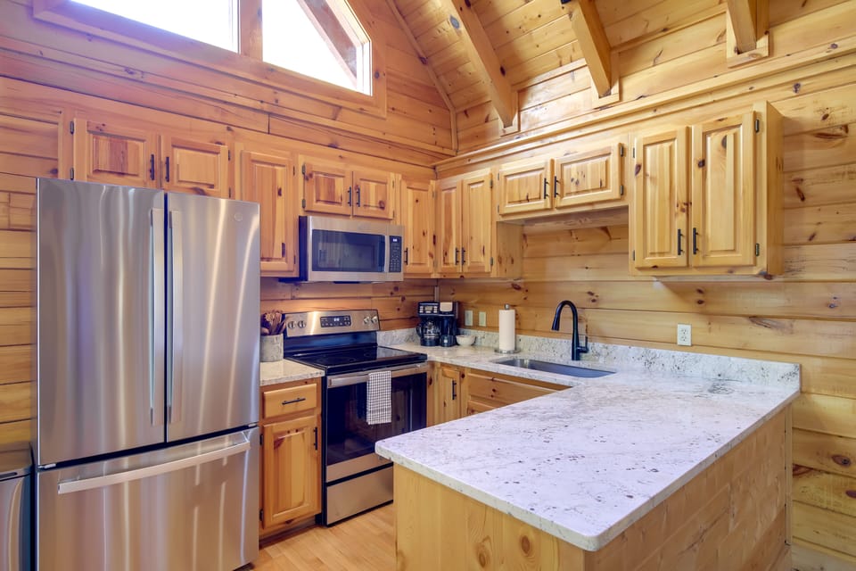 Kitchen | Dual Drip/Pod Single-Serve Coffee Maker | Dishwasher | 1st Floor
