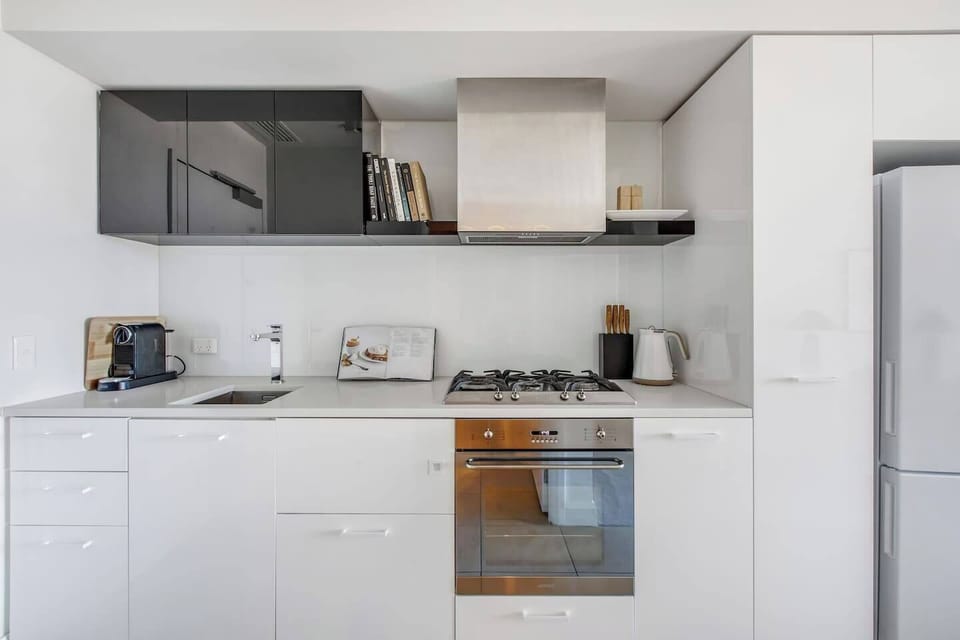 Enjoy cooking up a storm in the kitchen using contemporary appliances such as the oven, stovetop, rangehood, full-size fridge and coffee machine. 
