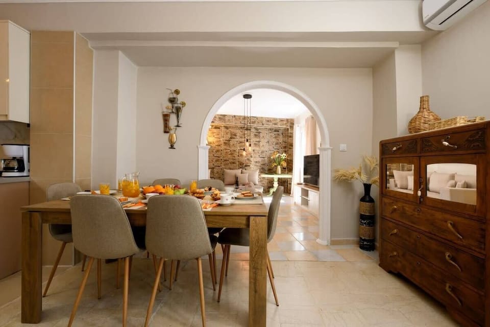 Open Plan – View into the Dining and Living Areas
A clear line of sight connecting different spaces, enhancing the flow and sense of openness.
