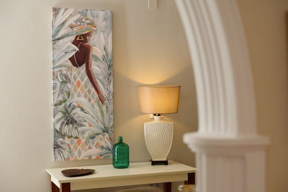 Decorative Details – Soft Lighting and Mirrors
Elegant accents and thoughtful lighting enhancing the home's warm ambiance.
