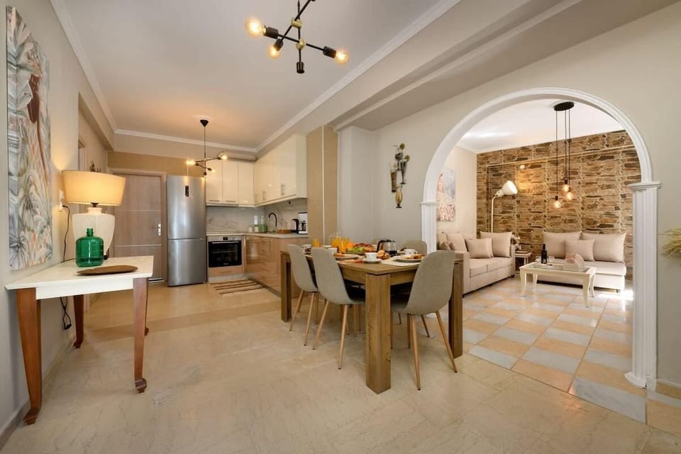 Spacious Interior – Open Living and Dining Concept
A bright and expansive open-plan space combining elegance and comfort for group stays or family gatherings.