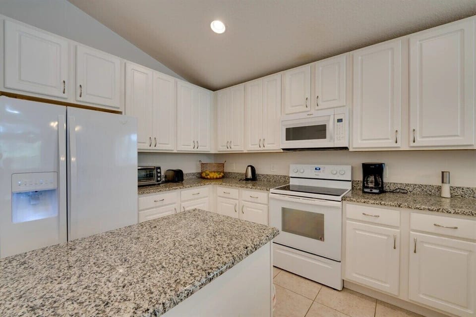 Full size kitchen