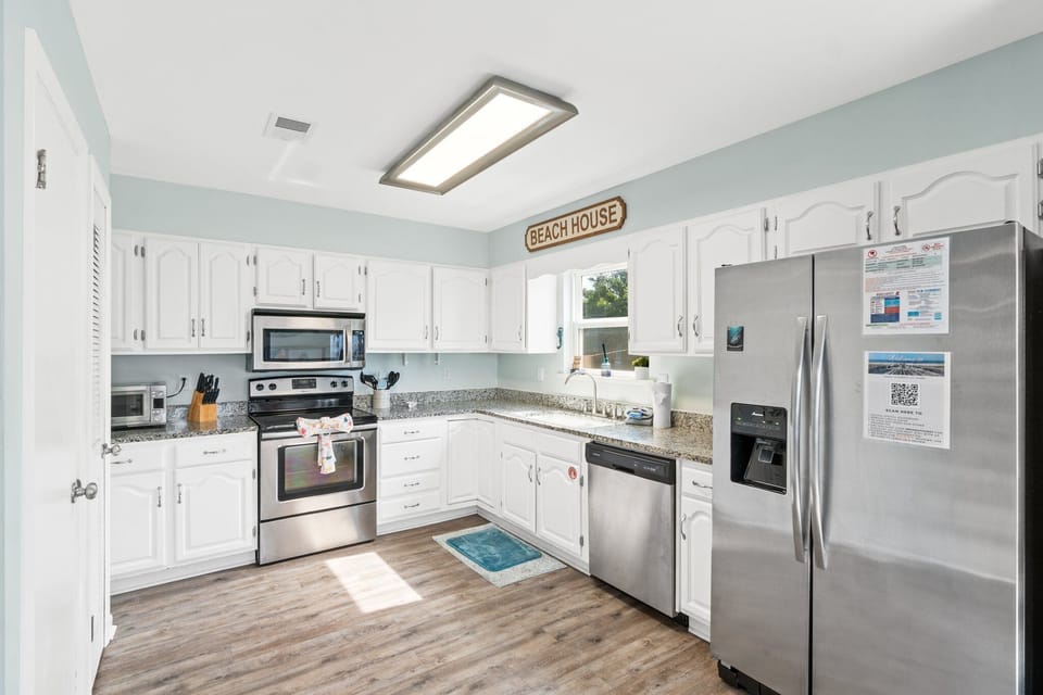 The spacious kitchen is well equipped to allow evening meals after a long day at the beach!  Or, you can visit the many nearby restaurants along HWY 98, Front Beach Road and Inlet Beach. 