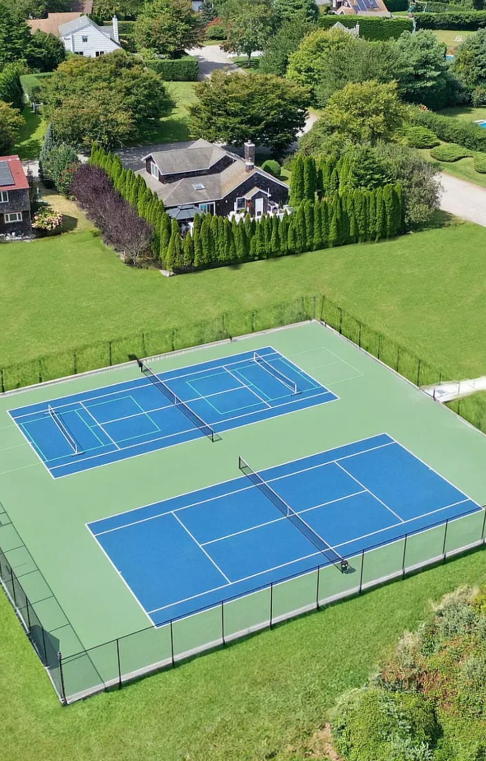 Newly completed renovation 2024
Tennis and pickleball courts
2 houses away 