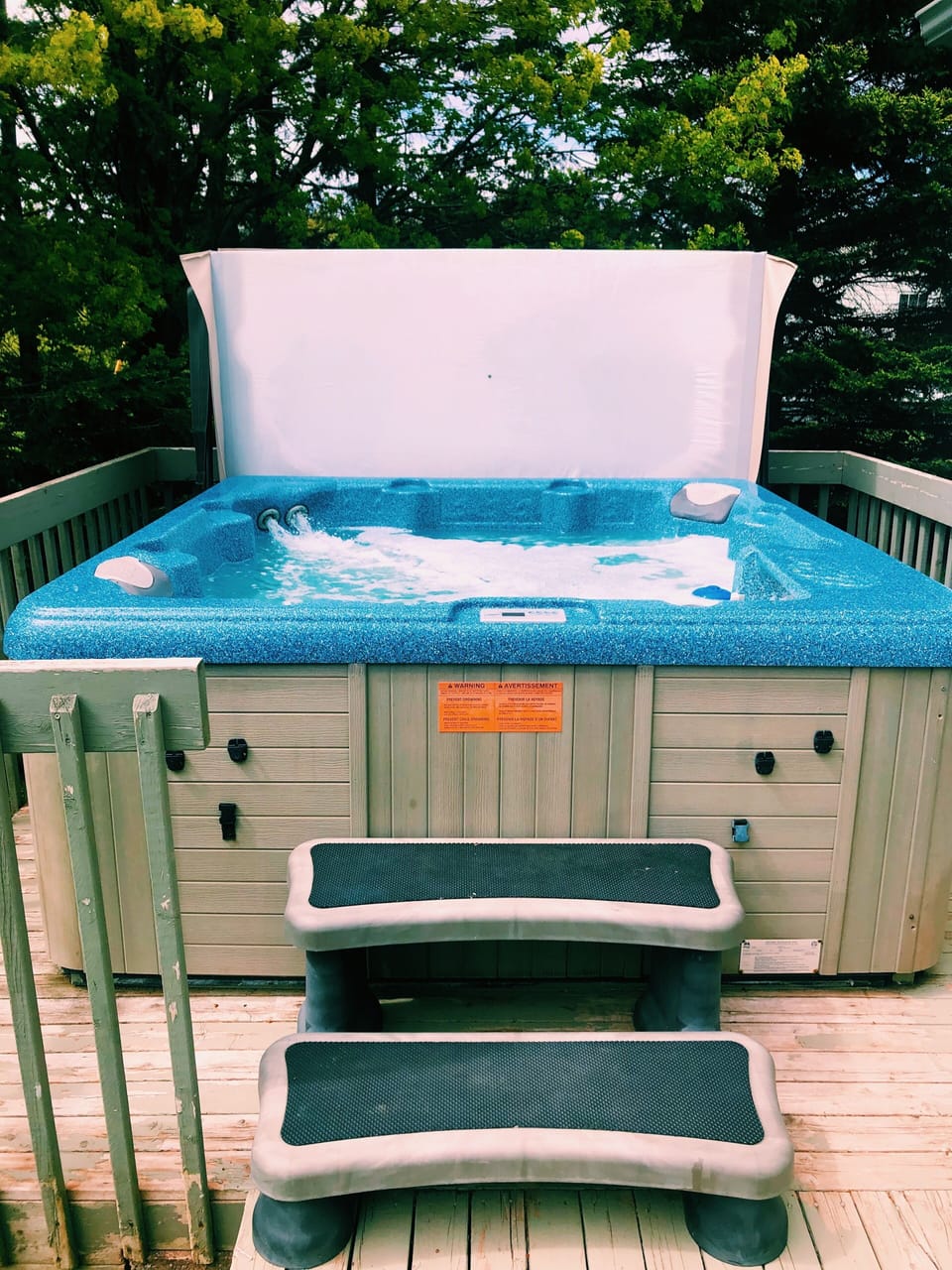 Outdoor spa tub
