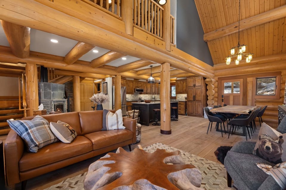 Main loving open floor plan so you can cook, dine and relax as a group.