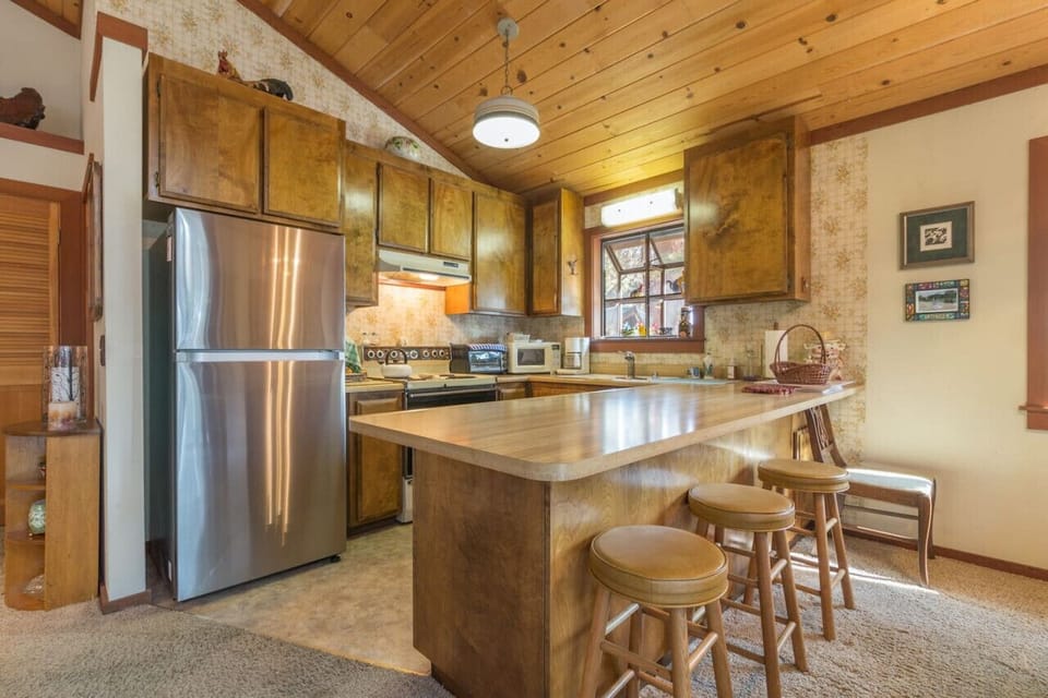 Nicely appointed kitchen with island bar seating.