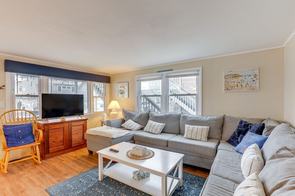 Long Beach Vacation Rental | 3BR | 1.5BA | 1,000 Sq Ft | Stairs Required