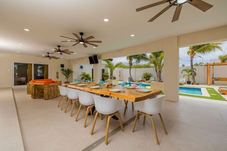 From sunrise breakfasts to evening cocktails, our poolside dining area sets the scene for memorable moments