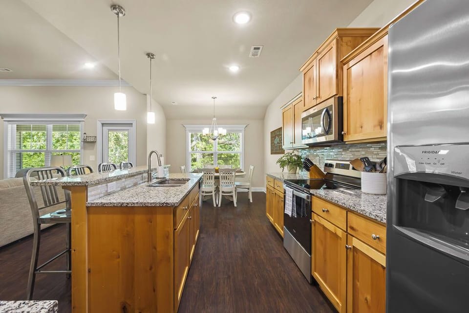 Fully equipped kitchen includes coffee and ice makers 