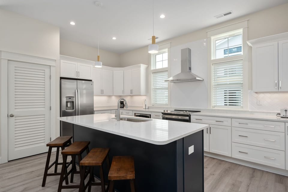 OB304: Ocean Breeze 304 | TL Kitchen Area - Island Seating for 4