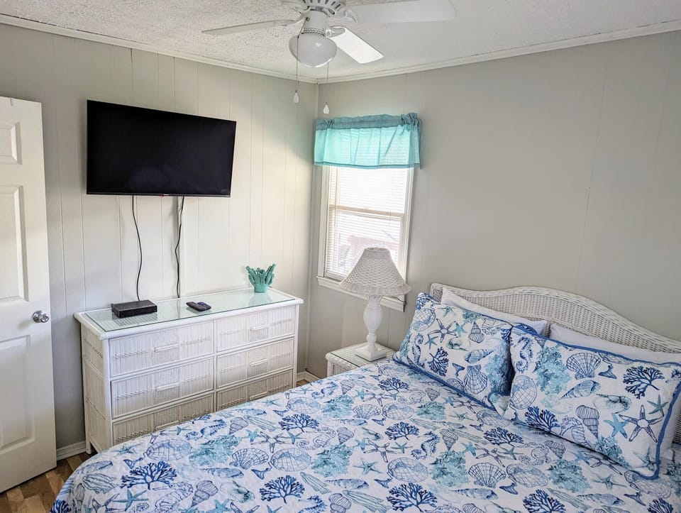 Queen bedroom #2 with Roky TV