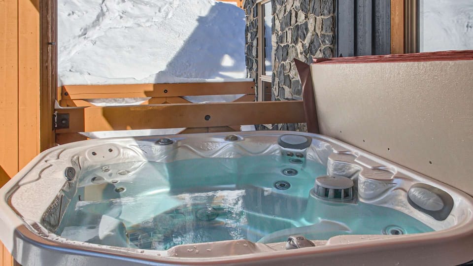 Indoor spa tub